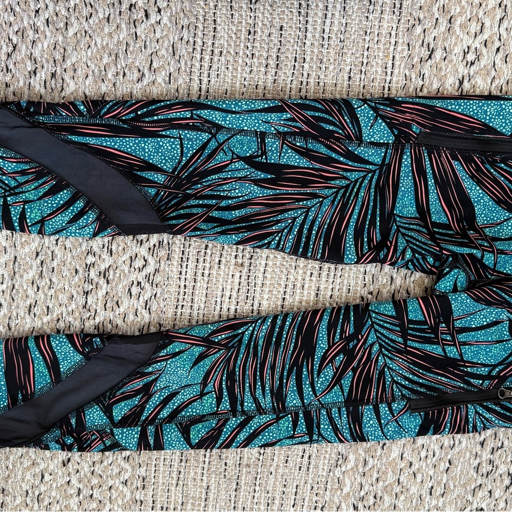 Lululemon Inspire Tight II
Palm Lace Tofino Teal Multi Size 4